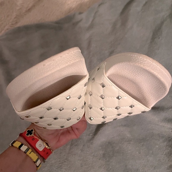 NWOT MADDEN GIRL WHITE SLIDES•Sz 8•Beach•Pool•Summer - Picture 3 of 6